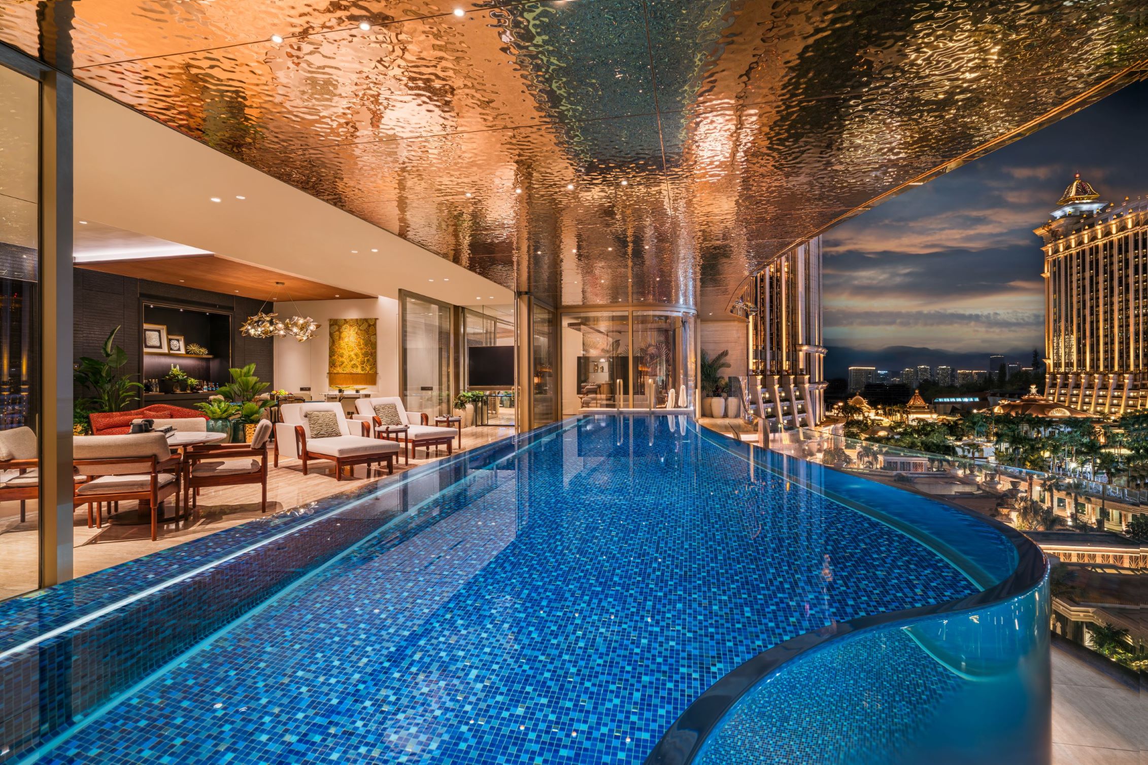 新近正式璀璨啓幕的澳門銀河 嘉佩樂，呈獻澳門以至亞洲前所未見、屬另一層次的私人化服務，吸引來自全球各地極高要求的賓客，成功收獲本年度《福布斯旅遊指南》五星酒店評級。