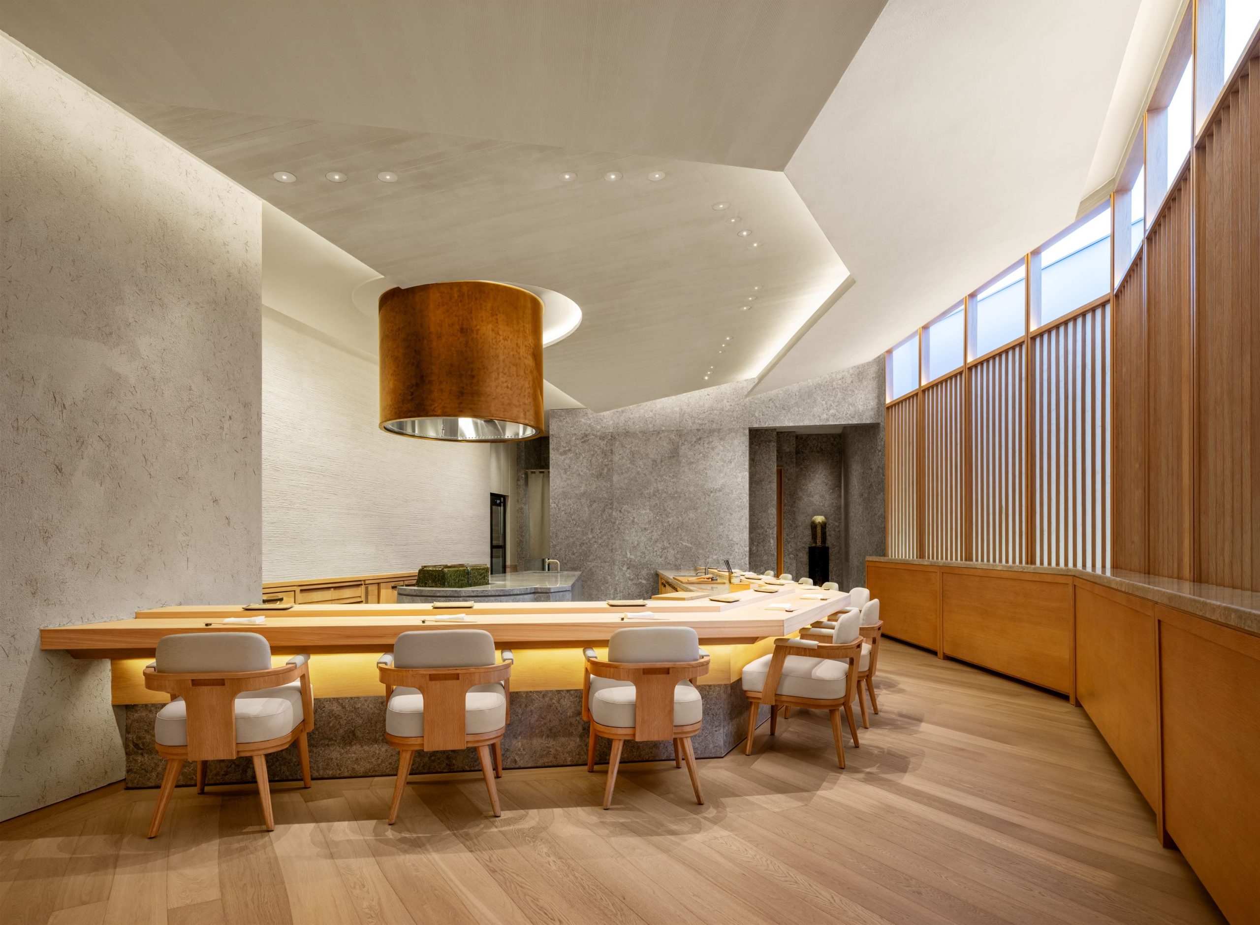 開業兩年的鮨吉祥 宮川為日本北海道壽司巨匠宮川政明大師首家及唯一海外店，只提供廚師發辦服務，首次收獲《福布斯旅遊指南》五星殊榮。