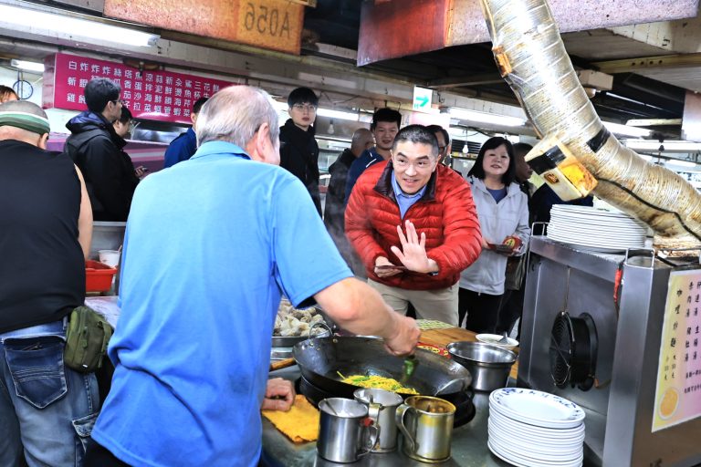 基隆市長謝國樑市場拜年　發送一元紅包迎馬年