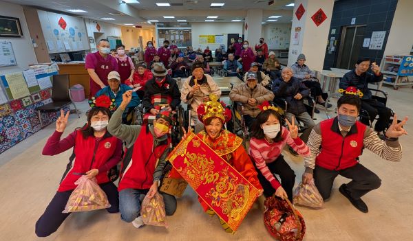 《圖說》板橋榮家「財神策馬來報到，金銀財寶『馬』上有」賀歲活動，現場洋溢濃濃年味。〈板橋榮家提供〉