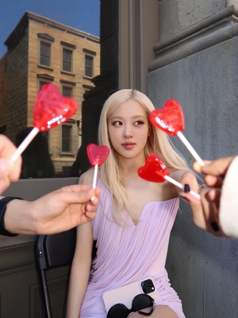 ROSÉ從澳洲野玫瑰到全球天後:璀璨音樂路