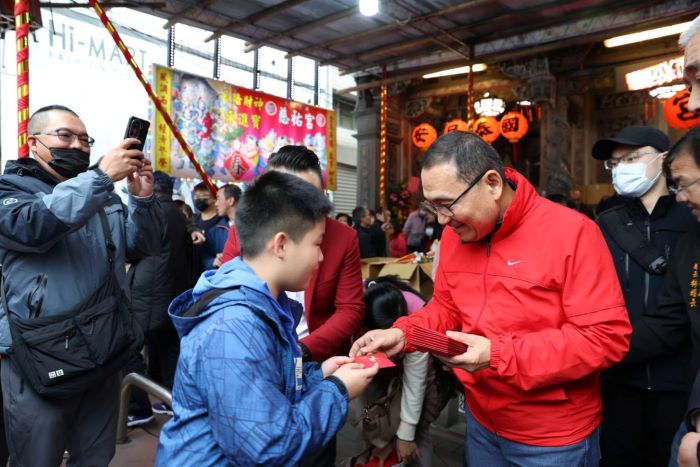《​圖說》市長侯友宜大年初一抵達新莊慈祐宮參拜，祝福市民朋友馬年萬事如意。〈民政局提供〉