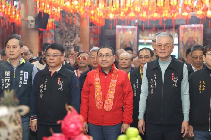 《​圖說》市長侯友宜大年初一前往板橋慈惠宮參拜，祈求媽祖保佑馬年風調雨順。〈民政局提供〉