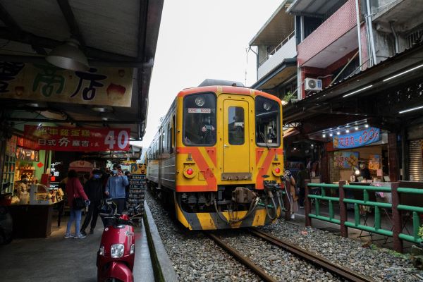 《圖說》民眾走訪十分老街，放盞天燈，體驗浪漫又具年節意義的祈福儀式感--圖為十分老街資料照。〈觀旅局提供〉