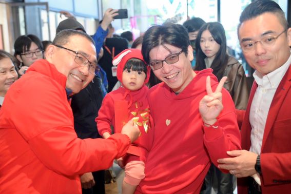 《圖說》現場民眾表示，能在春節期間領到侯友宜市長親自發送的福袋感到相當開心，為新的一年增添喜氣與好。〈經發局提供〉