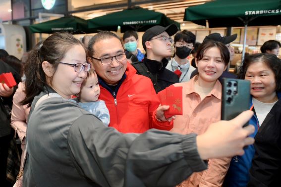 《圖說》侯友宜市長發送新春福袋給百貨業者和民眾，現場人潮絡繹不絕，洋溢年節氣氛。〈經發局提供〉