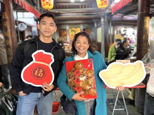 《圖說》深坑福德宮乞龜納福活動，象徵「幸福加馬」，為新春添喜氣。〈經發局提供〉