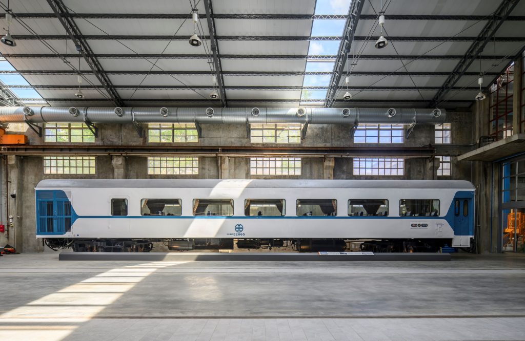 2月19日20日初三初四限時解鎖經典車廂帶領民眾入內一睹SP32865號莒光號與583系寢台電車風采圖為位於柴電工場大廳的SP32865號莒光號 - 報新聞 Mega News