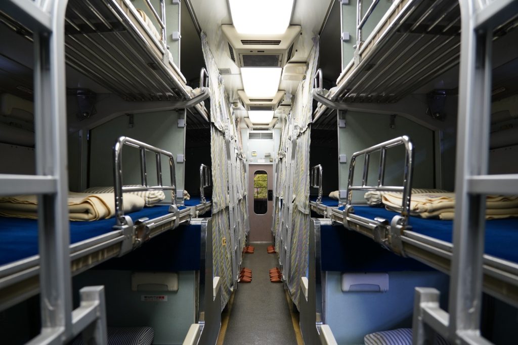 2月19日20日初三初四限時解鎖經典車廂帶領民眾入內一睹SP32865號莒光號與583系寢台電車風采圖為位於柴電工場車輛展區583系寢台電車內裝 - 報新聞 Mega News