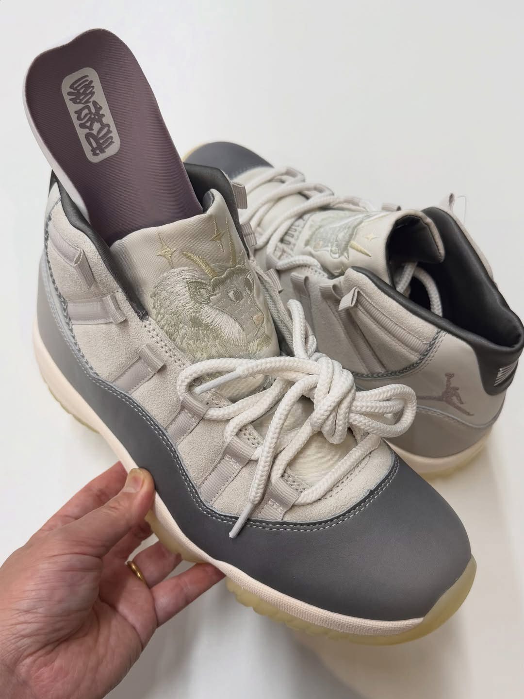 日本限定！atmos 總監小島奉文親揭Air Jordan 11 “Sukajan” 橫須賀刺繡