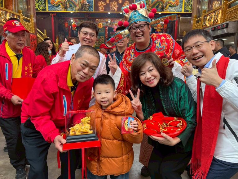 馬年好事發生！副市長邱佩琳祈福送紅包　祝市民財運亨通