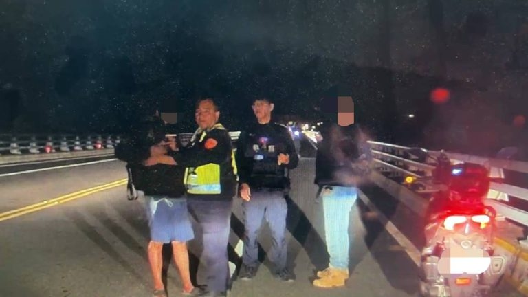 男子情緒失控坐橋外緣命懸一線　警低調救援成功拉回
