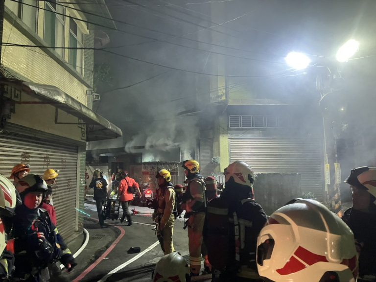 基隆電動車充電疑釀火警 延長線短路成主因