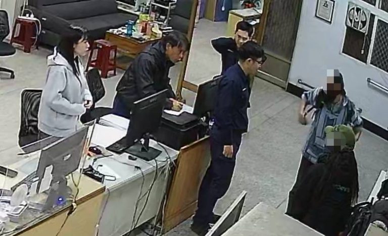 土耳其旅客遊池上忘行李　警英文告示暖心尋回
