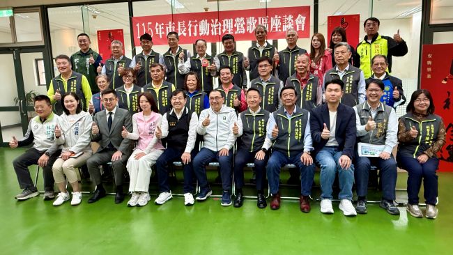 《圖說》侯友宜市長與鶯歌里長合影。〈民政局提供〉