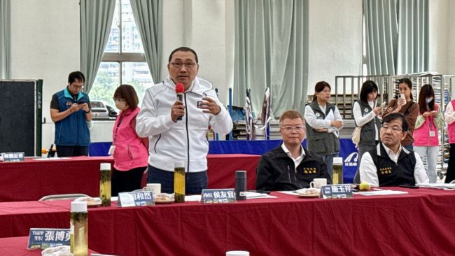 《圖說》市長侯友宜今日率市府局處團隊至鶯歌及三峽區與在地里長行動治理座談，聽取地方意見，右一民政局長林耀長。〈民政局提供〉