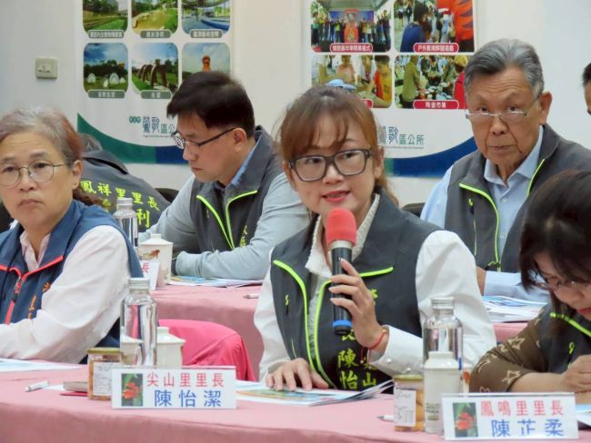 《圖說》在地里長反映地方意見。〈民政局提供〉