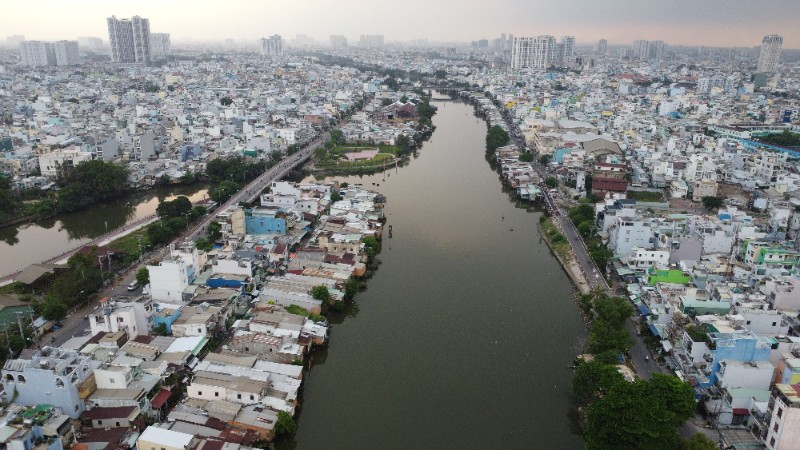 越南胡志明市河道拆遷調查出爐 逾六成居民優先選擇現金補償 胡志明市調查顯示,66%受影響住戶願領現金補償搬遷,市府將據此調整安置配套。(圖/Nhân Dân)