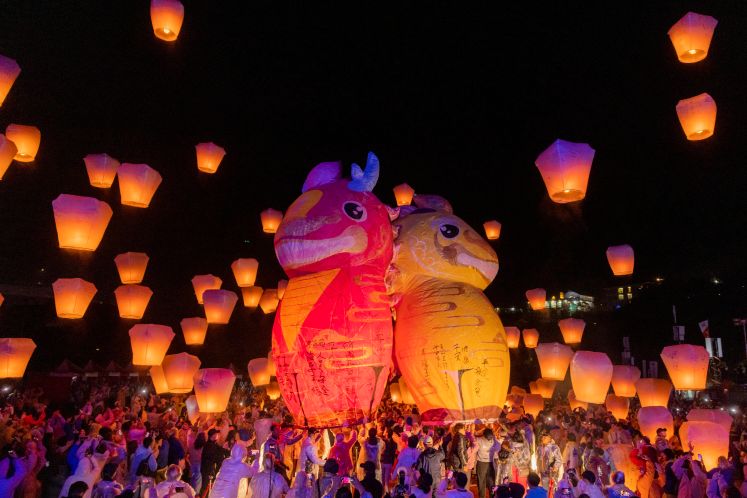 平溪天燈節龍馬齊飛 神獸主燈譜出最完美壓軸樂章 4 《圖說》 2026新北市平溪天燈節壓軸場全球首創的2盞20呎「龍馬」神獸主燈。〈觀旅局提供〉