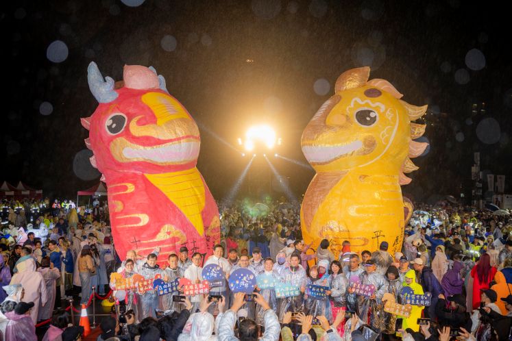 平溪天燈節龍馬齊飛 神獸主燈譜出最完美壓軸樂章 5 《圖說》 2026新北市平溪天燈節壓軸場今晚於十分廣場舉行,由市長侯友宜攜手貴賓共同施放神獸主燈 。〈觀旅局提供〉