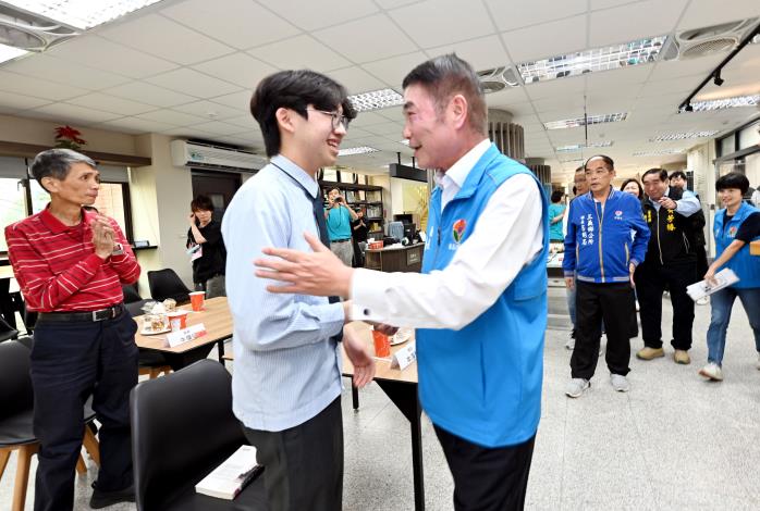 縣府1-縣長恭喜牛淳賦學測滿級分,是苗栗的狀元vu045;3DSC_8429