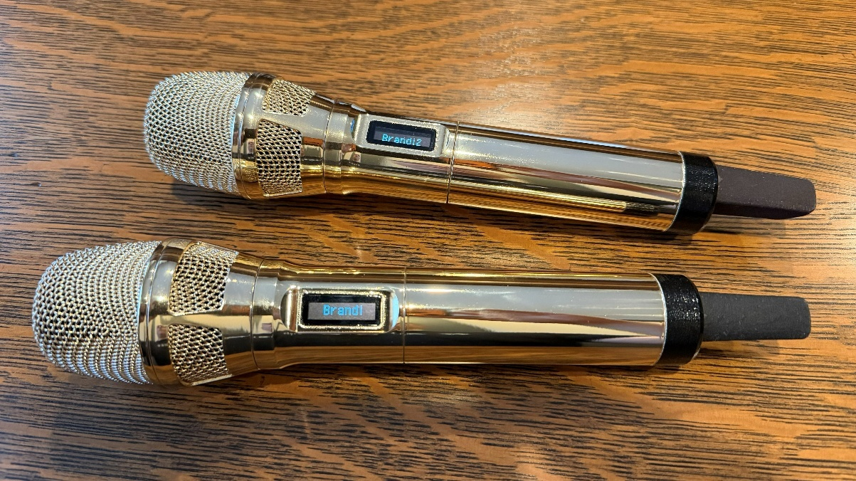 Brandi Carlile的定製款金色Sennheiser Spectera SKM手持發射機及Neumann KK 205麥克風頭。圖片來源：Greg Simon