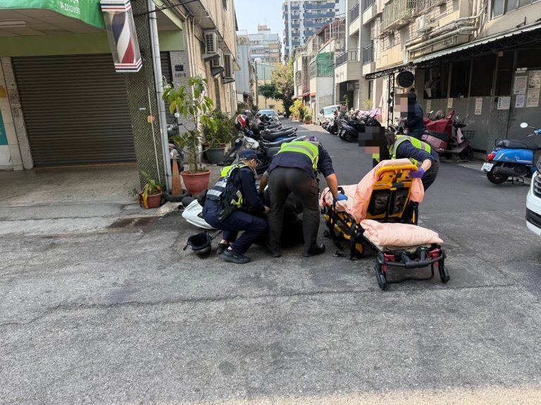 男子疑血糖不穩暈倒路中央　中市警即時救援協助送醫