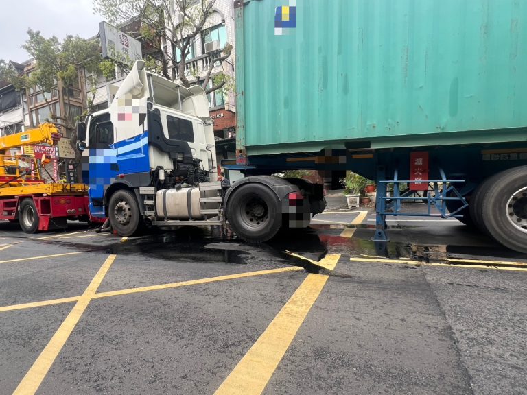 曳引車拋錨冒大量白煙嚇壞民眾 苗警及時到場疏導管制