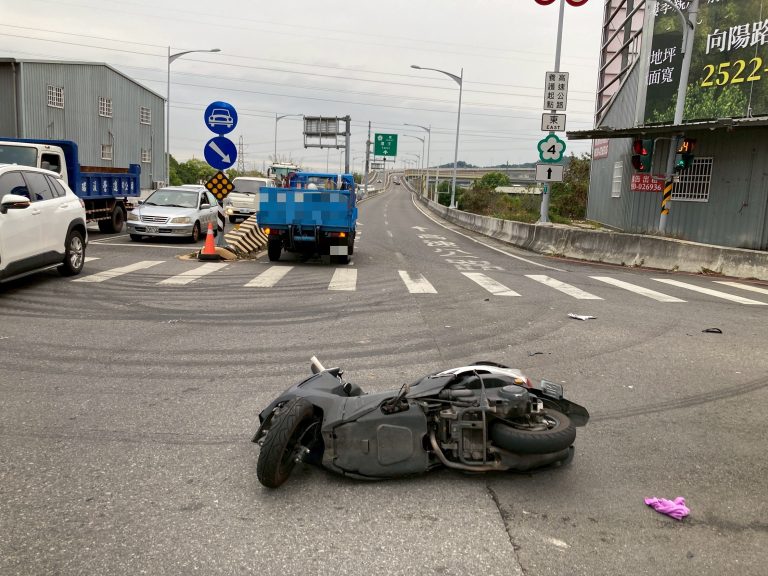 台中豐原交通事故　17歲無照騎士與貨車相撞送醫