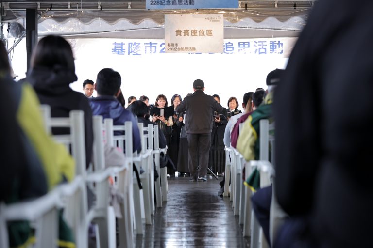 基隆舉辦二二八事件79週年追思　謝國樑率眾默哀拋百合花悼念