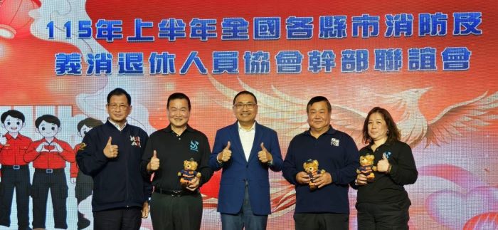 全國退消幹部新聯誼 300名前輩共敘守護城市情誼 5 《圖說》侯友宜市長與消防家族合影--雙和救護義消中隊羅文崇、弟弟為永利義消分隊羅文志、弟媳為永利義消救護分隊李依清,左一消防局長陳崇岳。〈消防局提供〉