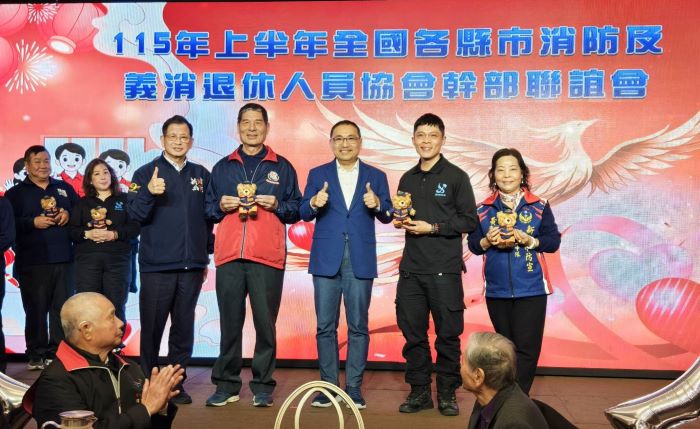 全國退消幹部新聯誼 300名前輩共敘守護城市情誼 7 《圖說》市長與消防家族合影--義消特搜大隊黃春財、夫人為第二義消防宣中隊黃麗玲、兒子為五股義消救護分隊黃鴻賓。〈消防局提供〉