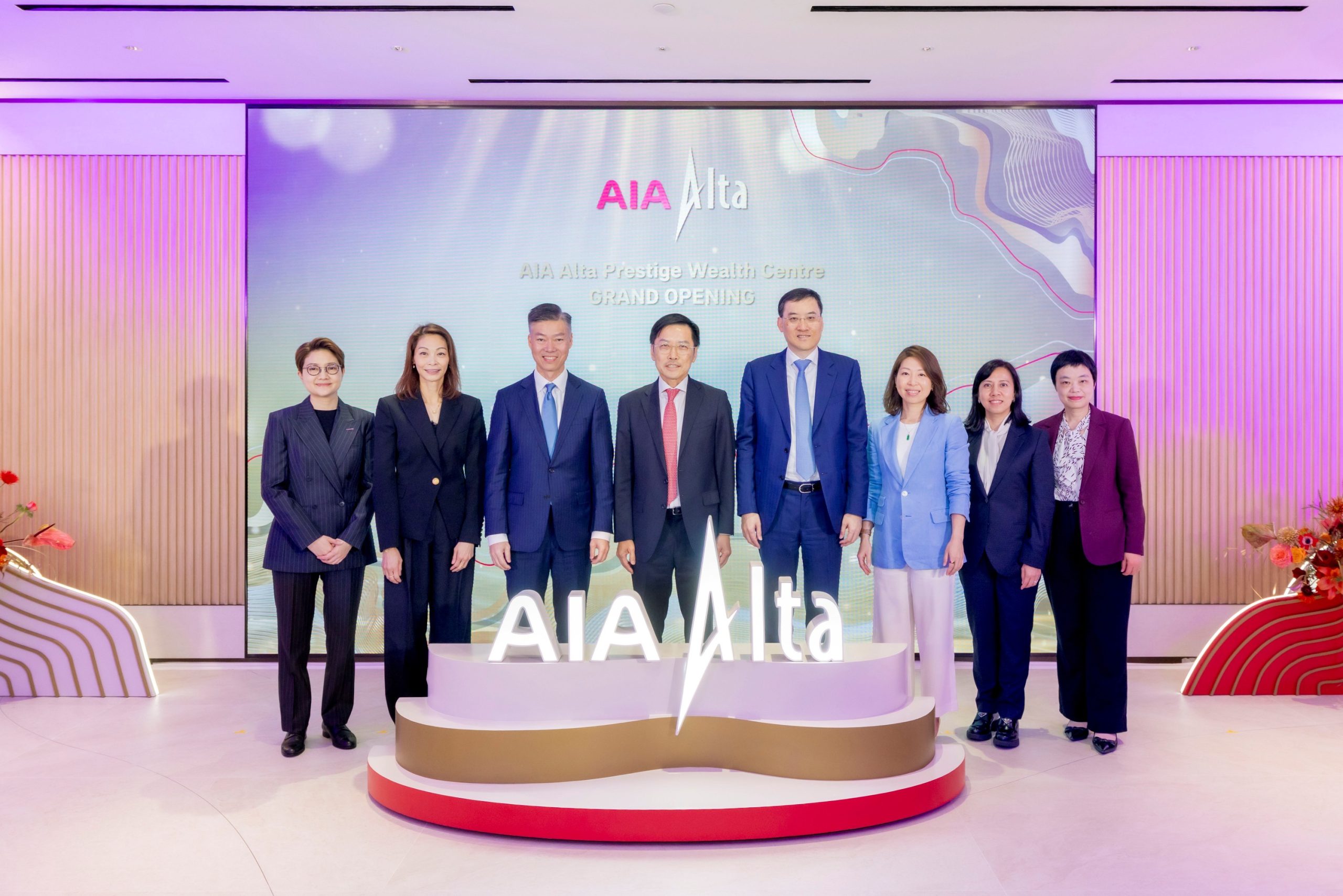 友邦保險集團首席執行官兼總裁李源祥先生（左四）、友邦保險區域首席執行官及集團首席分銷總監陳榮聲先生（右四）、 友邦香港及澳門首席執行官馮偉昌先生（左三）、友邦香港及澳門首席產品主張策劃及醫療保健官梁莉斯女士（右三）、 友邦香港及澳門首席營業官陳潔瑩女士（左二）、友邦香港及澳門首席財務官李慕慈女士（右二）、 友邦香港及澳門首席客戶及市場策劃官黃靄敏女士（左一）及友邦香港及澳門首席人壽營運官黎曉穎女士（右一） 慶祝「友邦峻宇尊尚財富中心」正式開幕。