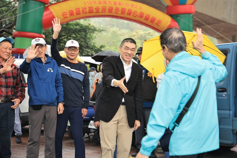 基隆安樂區健走開放新山水庫 吸引千位市民冒雨參與