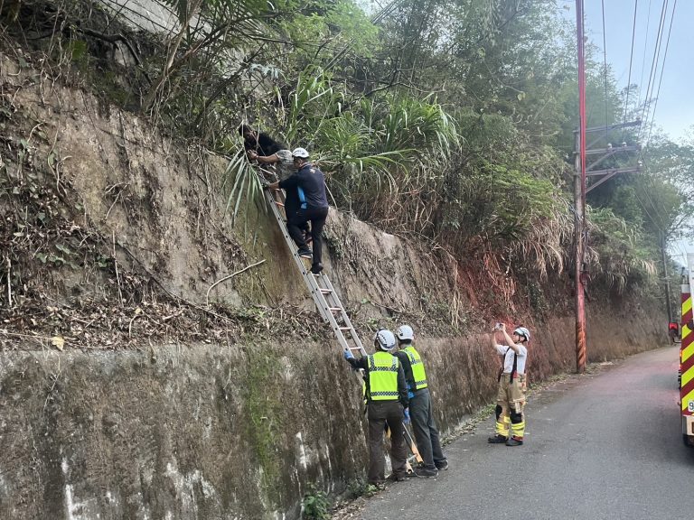 乘客突不適跌落邊坡卡4公尺平台　警消聯手驚險救援