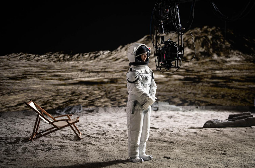 佳人奔月!蔡淳佳變身太空人 半年打造《兩個人間》 飛向月球寫愛情 28 螢幕擷取畫面 2026 03 25 174123