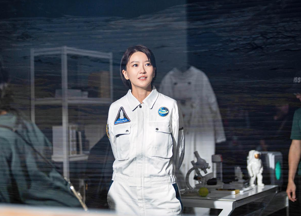 佳人奔月!蔡淳佳變身太空人 半年打造《兩個人間》 飛向月球寫愛情 29 螢幕擷取畫面 2026 03 25 174103