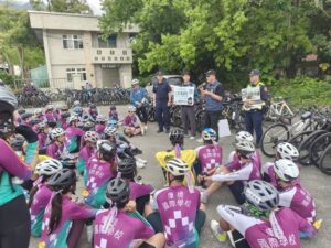 單車環臺熱血行經玉里 警前進休息站 強化防詐與交通安全 14 二 45