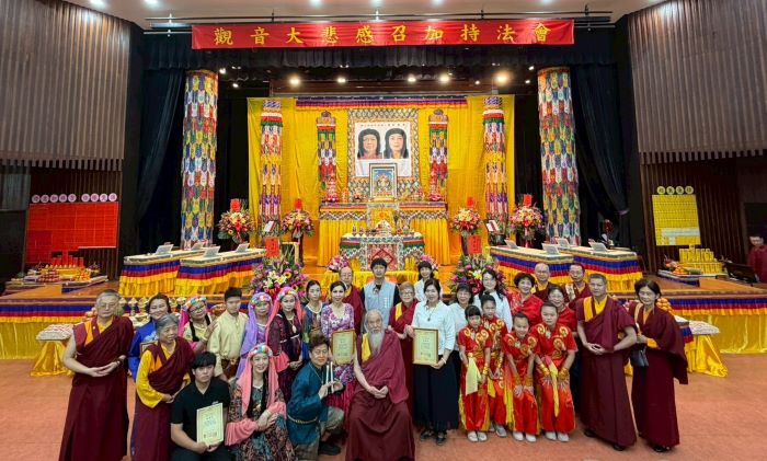 《圖說》世界佛教正心會於嘉義大學舉辦法會，該會指導金剛上師恆性嘉措仁波且(中坐者)及嘉義市政府民政處長楊張建南與表演團體合影。〈世界佛教正心會提供〉