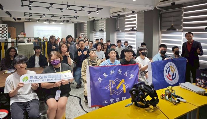 新北攜手亞東科大推AI培訓 技職菁英出國前強化國際競爭力 24 《圖說》新北市教育局、亞東科大及全體薦送金手獎獲獎師生合照。〈亞東科大提供〉