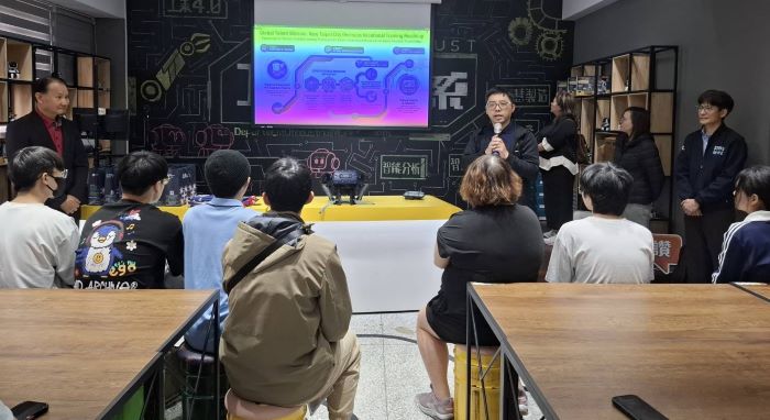 新北攜手亞東科大推AI培訓 技職菁英出國前強化國際競爭力 25 《圖說》新北市教育局技職教育科方祥州股長鼓勵學生並感謝亞東提供場地與師資。〈亞東科大提供〉
