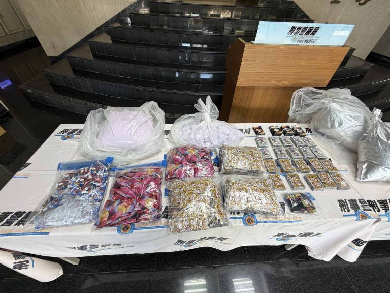苗栗頭份豪宅變毒品分裝場　警破獲大量咖啡包與彩虹菸