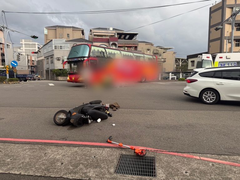 苗栗頭份遊覽車左轉撞機車 騎士受傷送醫