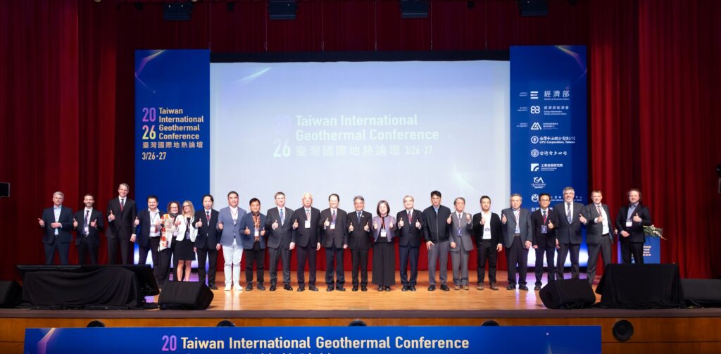 本次國內外與會貴賓們上台進行大合照，正式為2026臺灣國際地熱揭開序幕。圖片提供經濟