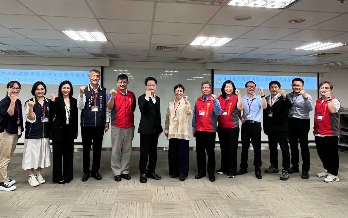 助退除役官兵接軌優質職場 日月光中壢廠展現高科技實力 12 《圖說》輔導會就學就業處池玉蘭處長(中右1)、新北榮服處林振生處長(中右2)、桃園市榮服處吳總幹事(中左2)及日月光公司郭處長(中左1)合影留念,期盼持續深化合作,共同為退除役官兵開拓優質就業管道,右五新北榮服處總幹事吳曉慧。〈新北榮服處提供〉