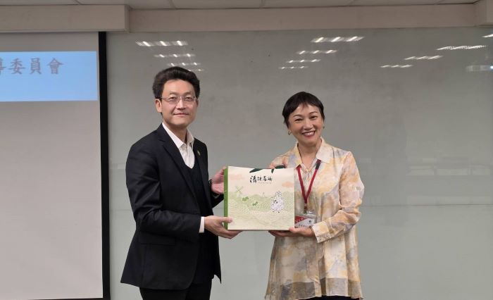 助退除役官兵接軌優質職場 日月光中壢廠展現高科技實力 13 《圖說》輔導會就學就業處長池玉蘭(右)致贈紀念品予日月光半導體製造股份有限公司中壢分公司,由資深處長郭品泓代表接受,感謝日月光企業長期支持退除役官兵就業媒合與職涯發展。〈新北榮服處提供〉