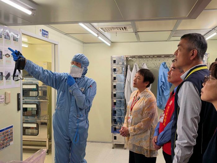 助退除役官兵接軌優質職場 日月光中壢廠展現高科技實力 14 《圖說》池玉蘭處長一行實地參訪日月光訓練學校,由講師說明半導體製程作業流程及工作環境,增進對高科技產業現況與職缺內容之了解。〈新北榮服處提供〉