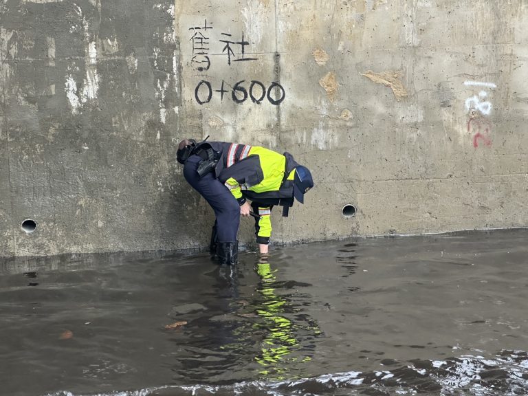 台中潭子暴雨積水！警冒雨清排水孔徒手排除險情獲讚