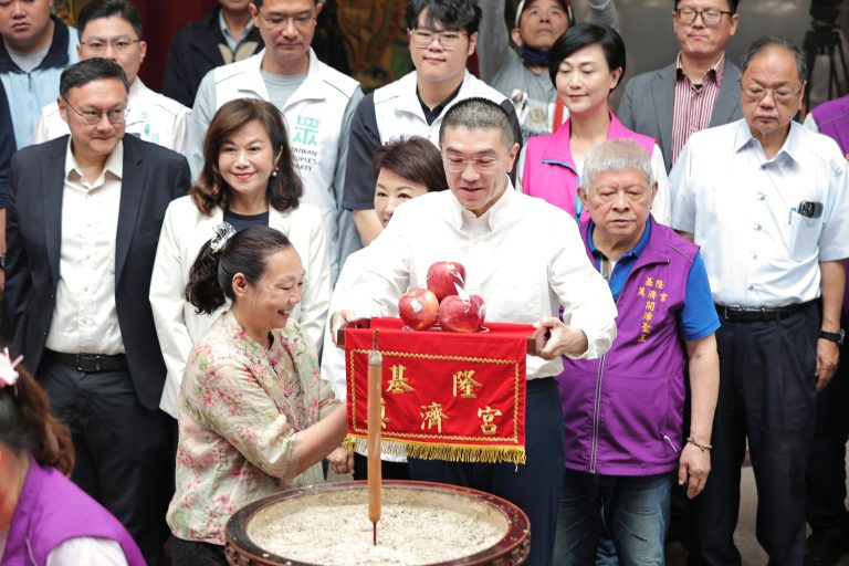盧秀燕赴基隆奠濟宮贈匾　三獻禮見證兩市宗教文化交流