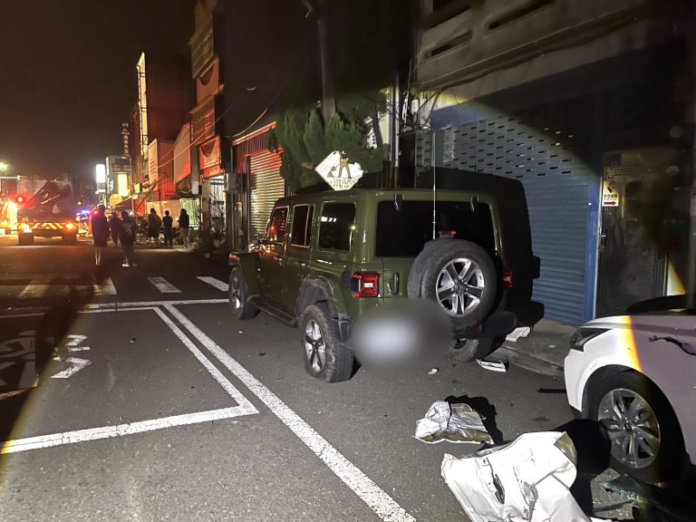 苗栗頭份深夜車禍！貨車連撞多車再衝民宅　駕駛無酒駕